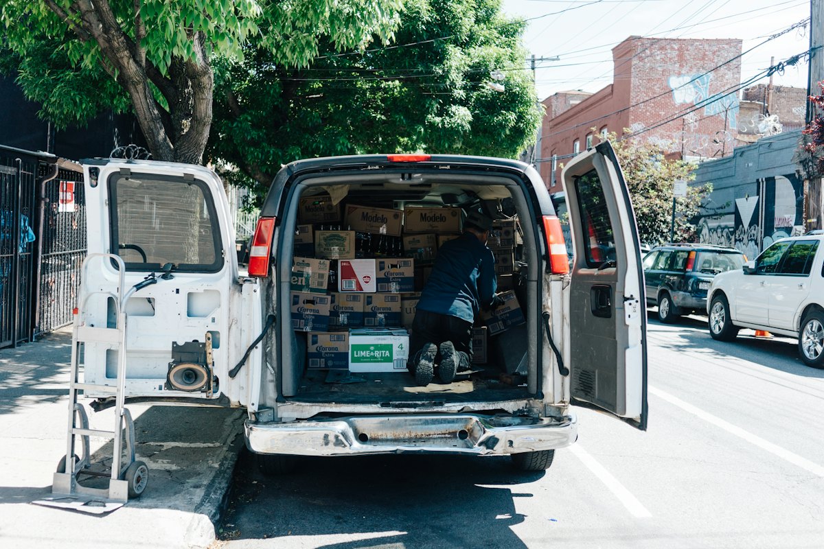 Furgoneta de reparto con las puertas abiertas y la carga lista en la calle